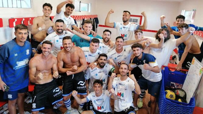 Los jugadores del Jerez Industrial celebran el triunfo logrado en casa del San Roque.