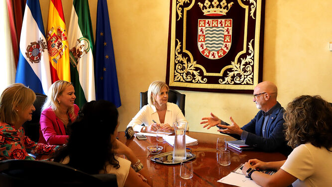 En el centro de la imagen, la alcaldesa de Jerez, María José García-Pelayo, y el  presidente de la Asamblea Local de Cruz Roja, Ignacio Jaén.