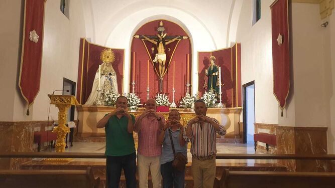Prudencio Macias junto a sus amigos en la capilla del Cristo de la Expiración.