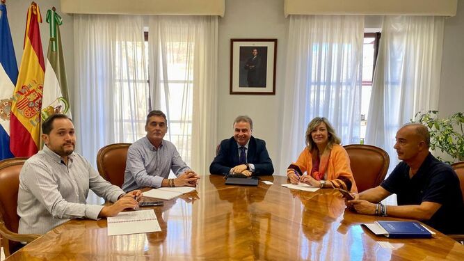 El teniente de alcaldesa de Turismo junto a los responsables de Iberia.