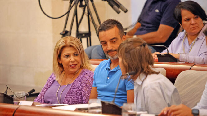 Mamen Sánchez, José Antonio Díaz y Laura Álvarez, ediles del PSOE, conversando durante un pleno.