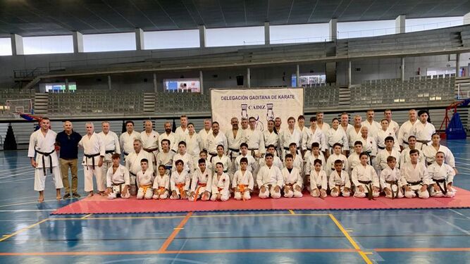 Foto de familia de los karatecas asistentes al Curso Internacional en el Palacio.