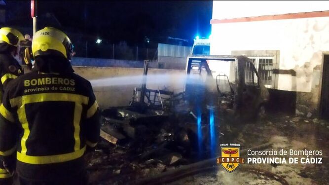 Bomberos de Jerez, apagando el fuego de la autocaravana en Cuartillos.