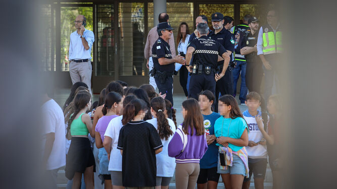 Alumnos y policías en el patio del IES Elena García Armadas este jueves tras los apuñalamientos.