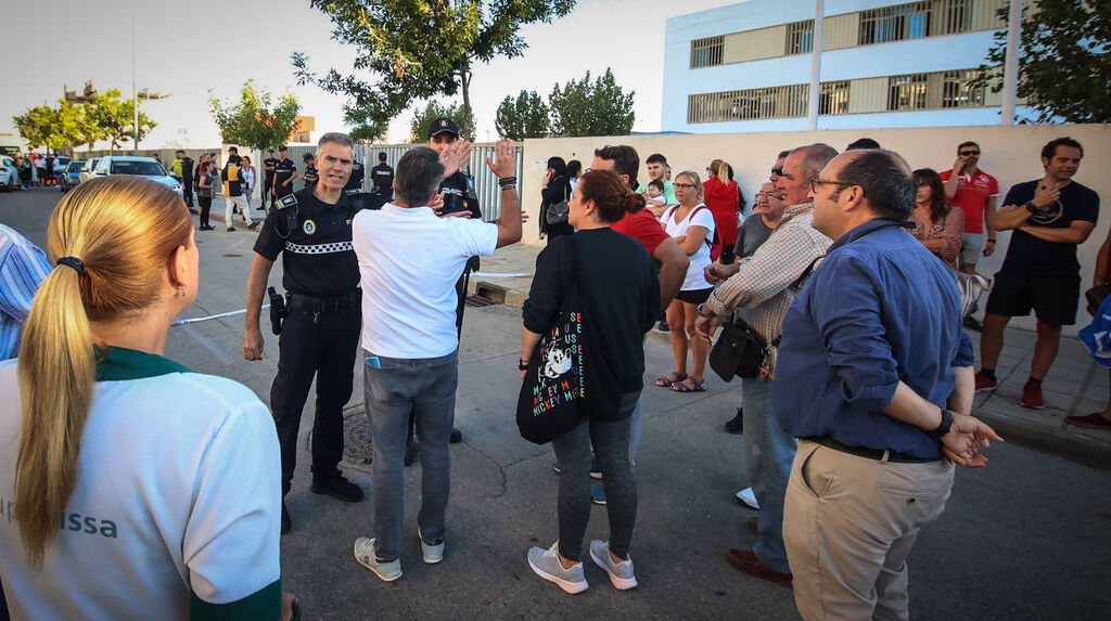 Apu&ntilde;alados tres profesores  y dos alumnos en un instituto de Jerez