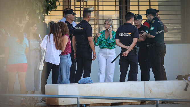 La alcaldesa María José García-Pelayo, junto a los agentes de Policía Local y Nacional, en el IES Elena García Armada de Jerez.