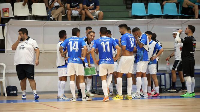 Isco Torres, técnico del Xerez Futsal, da instrucciones a sus jugadores.