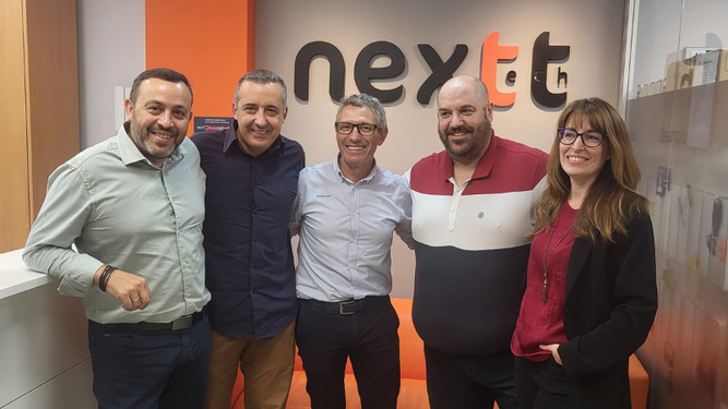 De izquierda a derecha, Javier Serrano, director comercial de Nextt; Ferran López, director de Producto Nextt; Javier Rubio, CEO de Comerzzia y Grupo Tier1; Bernardo Melguizo, director SAT de Nextt yJessica Escala, firectora financiera de Nextt.