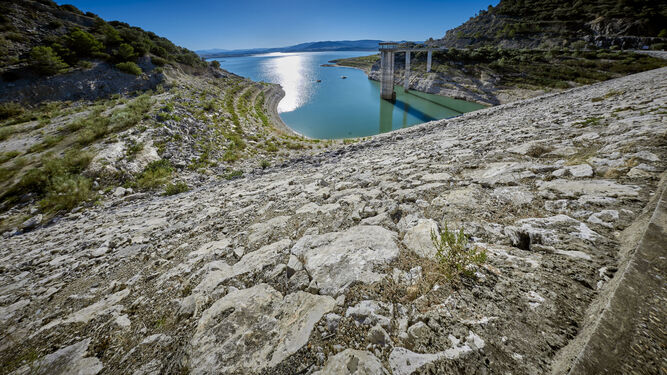Imagen del pantano de Guadalcacín donde se observa la gran pérdida de agua.