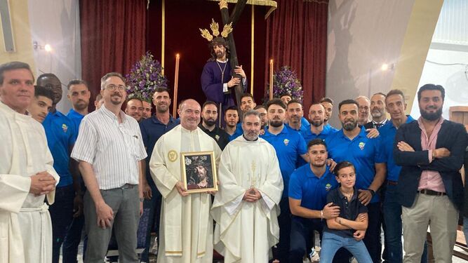 Foto de familia del equipo de fútbol, los Padres Paúles y el sacerdote párroco de San Rafael.