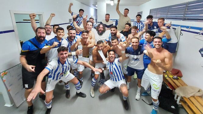 Los jugadores del Jerez Industrial celebran la victoria ante el Cádiz Balón.