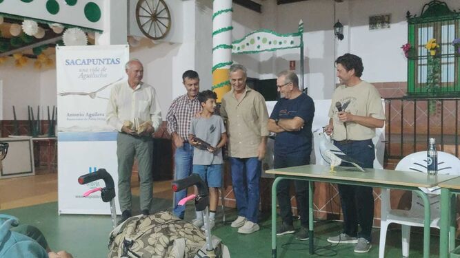 Los veterinarios del Zoo de Jerez,  José Maria Aguilar y Miguel Ángel Quevedo, recogen el premio de  la Asociación Ornitológica Tumbabuey.