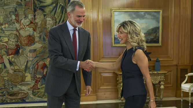 Felipe VI saluda a Yolanda Díaz en la primera jornada de la segunda ronda de consultas con los partidos políticos.