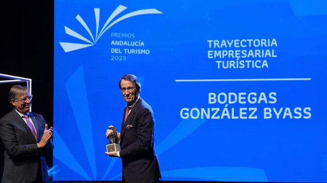 Mauricio González-Gordon con el premio a la Trayectoria Empresarial Turística