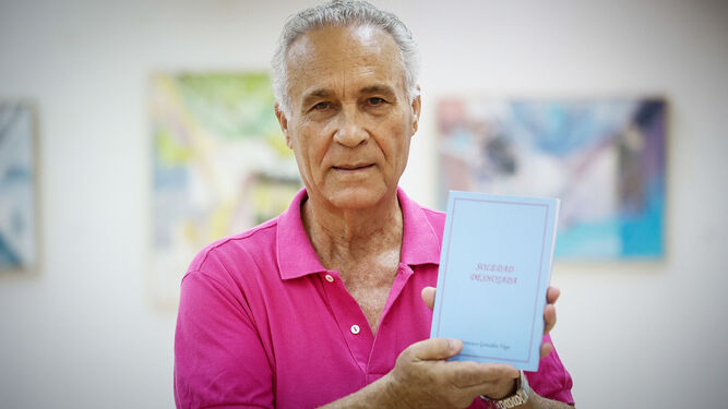 Francisco González Vega, con su nuevo libro.