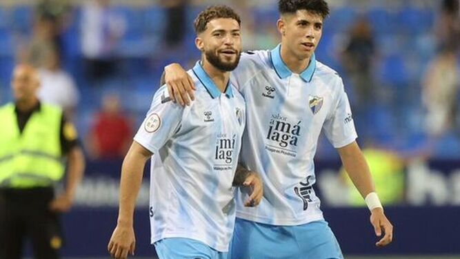 Antonio Cordero (26) celebra con Dani Sánchez el triunfo ante el filial colchonero en su debut con el Málaga hace unas semanas.