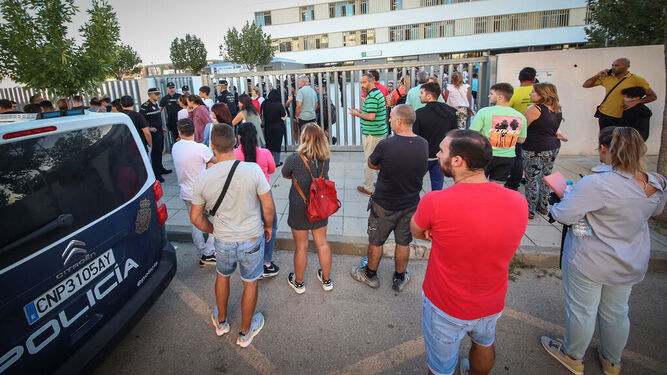 Policías y padres de alumnos, a las puertas del instituto tras los incidentes registrados el pasado jueves.