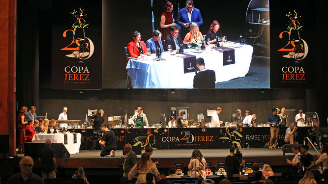Los equipos de los siete países finalistas de Copa Jerez en las cocinas instaladas en el teatro Villamarta.