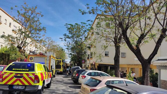 Bomberos de Jerez este miércoles en la calle Manuel Rodríguez Manolete de La Constancia.