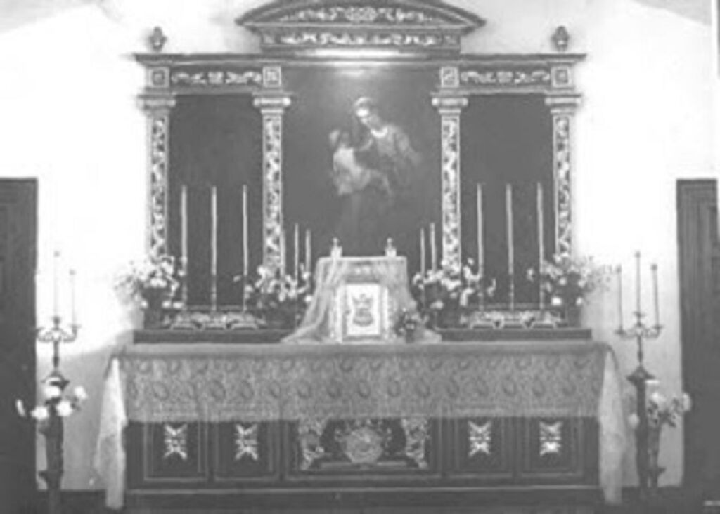 Altar en la capilla del colegio 'El Cuco', tal cual est&aacute; hoy.