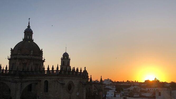 La Catedral de Jerez en primer plano y, en el segundo, el sol cayendo.