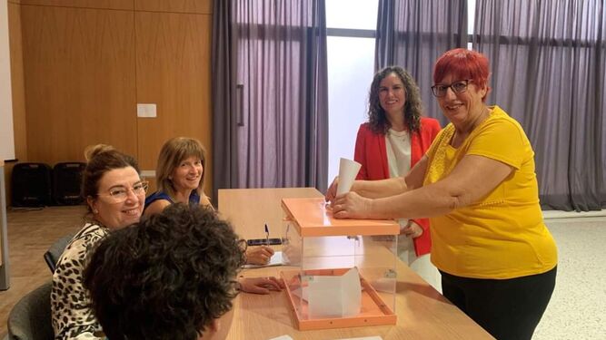 Una mujer vota durante el proceso de renovación del Consejo Local de las Mujeres de Jerez.