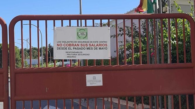 Cartel colocado en el acceso al CRMF de San Fernando que denuncia la situación de los vigilantes.
