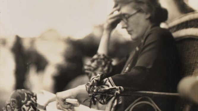 Virginia Woolf en 1926, fotografiada por Lady Ottoline Morrell.