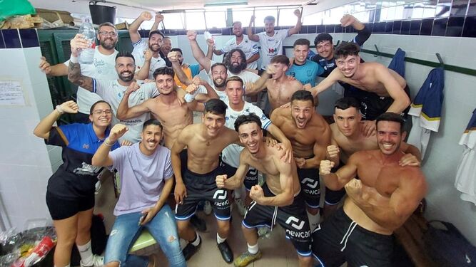 Los jugadores del Jerez Industrial celebran el triunfo en casa del Rayo Sanluqueño.