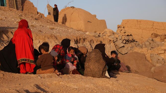 Un grupo de mujeres y niños esperan ayuda en las calles de Herat.