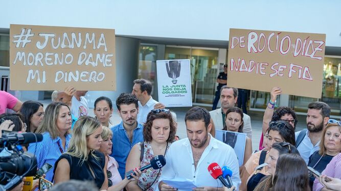 Jóvenes andaluces protestan este lunes por la gestión del bono del alquiler ante la Consejería de Fomento.