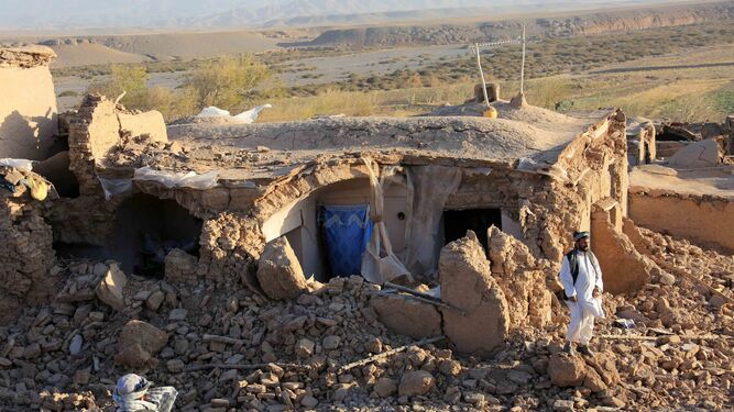 Afganos afectados por los terremotos en Zinda Jan, en el distrito de Herat.