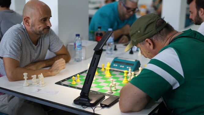 Dos participantes, concentrados en su partida.