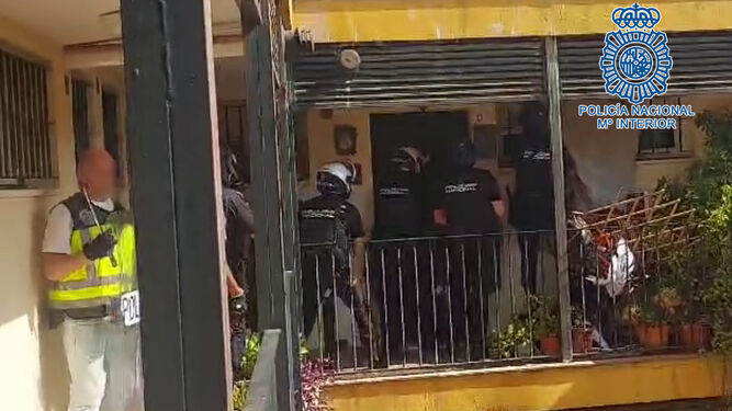 Intervención de la Policía Nacional en el inmueble donde fue localizado el atracador.