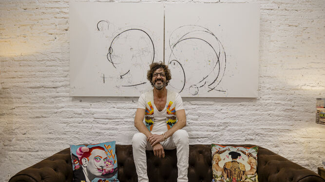 El artista jerezano Willie Márquez con algunas de sus obras en la Sala Omorfia de Cádiz.