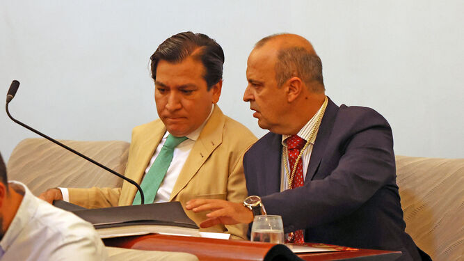 Antonio Fernández e Ignacio Soto, concejales de Vox, durante un pleno.