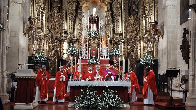Don José Rico Pavés, presidiendo la Eucaristía del pasado lunes 9, en la iglesia de San Dionisio.