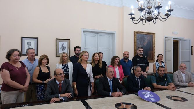 El decano de los abogados de Jerez y el subdelegado del Gobierno en Cádiz, junto a los asistentes al acto de la firma de adhesión.