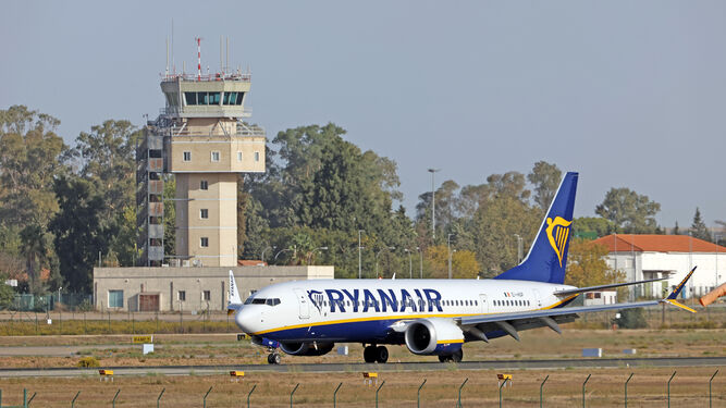 Un avión de la compañía Ryanair en la pista del Aeropuerto de Jerez.