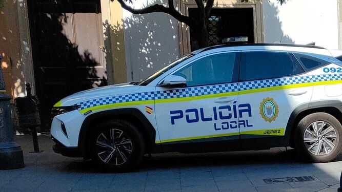 Un vehículo de Policía Local, en el centro de Jerez.