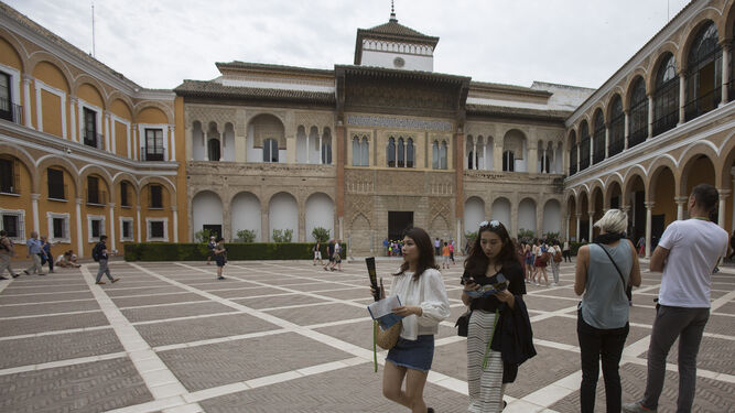 Varias personas visitan el Patio de la Montería del Real Alcázar.
