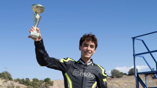 Borja Luque, con el trofeo de segundo clasificado en el Circuito de Jerez.