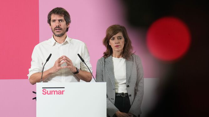 El portavoz de Sumar, Ernest Urtasun, y la portavoz de la formación en el Congreso, Marta Lois, dan una rueda de prensa en la sede del partido en Madrid, este lunes.