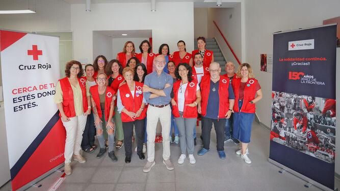 El presidente de Cruz Roja Jerez, junto a trabajadoras y un grupo de voluntarios de la asamblea local.