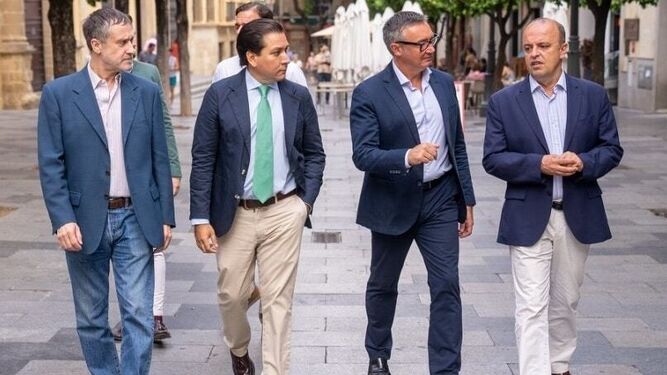 Manuel Gavira, con los concejales de Vox en Jerez.