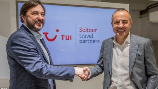 El consejero delegado de Soltour, Tomeu Bennasar, y el director general de TUI Iberia, Eduard Bogatyr.