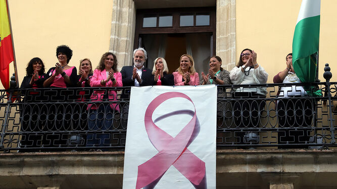 Colocación del lazo rosa en el Ayuntamiento por el Día Internacional contra el Cáncer de Mama.