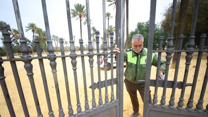 Un vigilante municipal cierra el González Hontoria, en un aviso anterior por viento en Jerez.