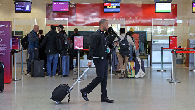 Colas de facturación en un vuelo de Iberia en el Aeropuerto de Jerez.