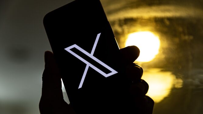 Logo de X (Twitter) en un smartphone.
